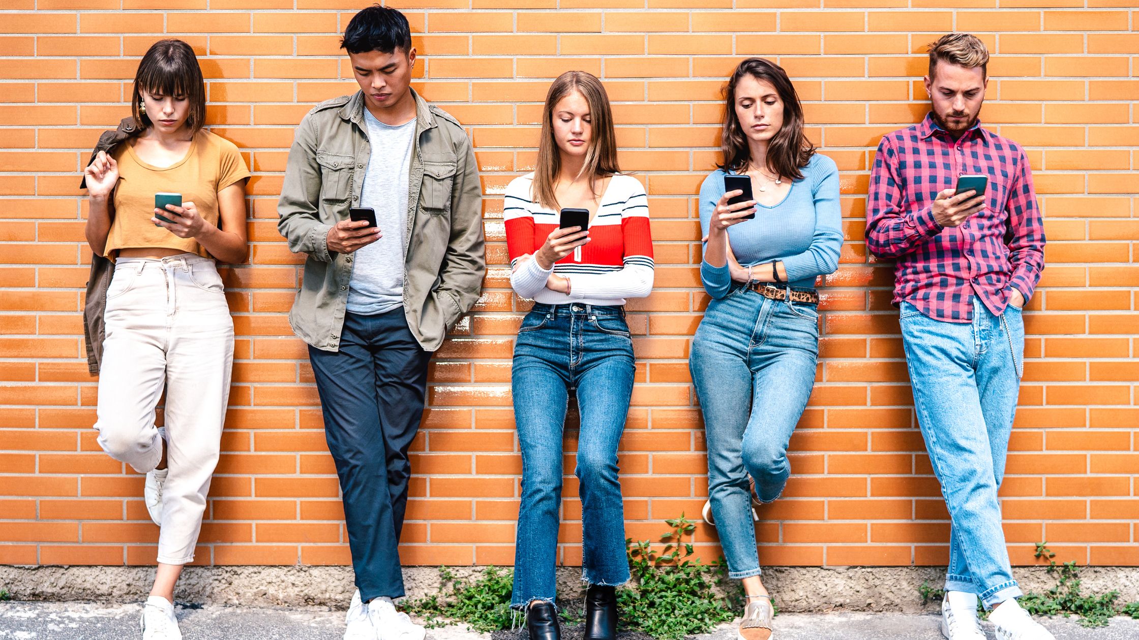 How to so a social media detox. Teens looking at their phones
